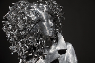 Illustration for article titled These wire sculptures actually look like people frozen in carbonite